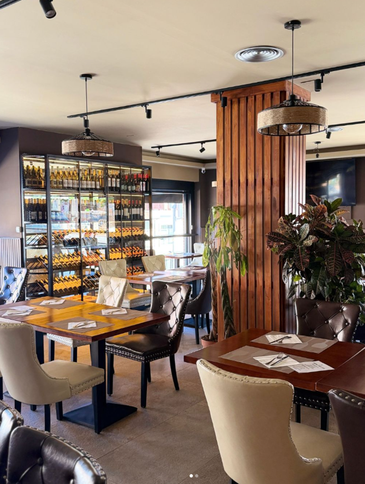 Salón y bodega de Vicen’s